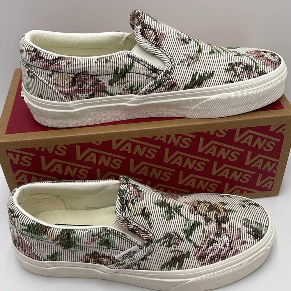 Vans Men’s Classic Slip-On Tapestry Floral Marshmall
VN000BVZCCZ
Sneakers - Picture 3 of 16